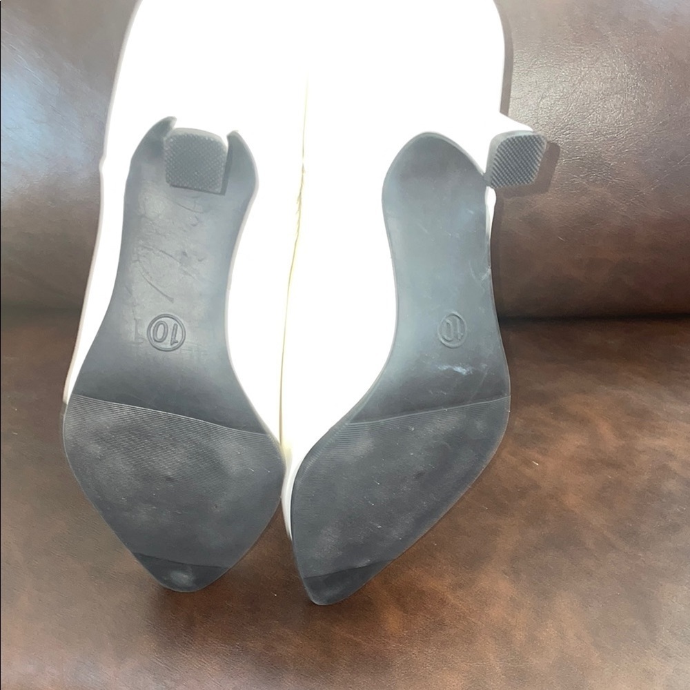 Universal Thread White Ankle Booties with Decorative Stitching (10) - Picture 12 of 13